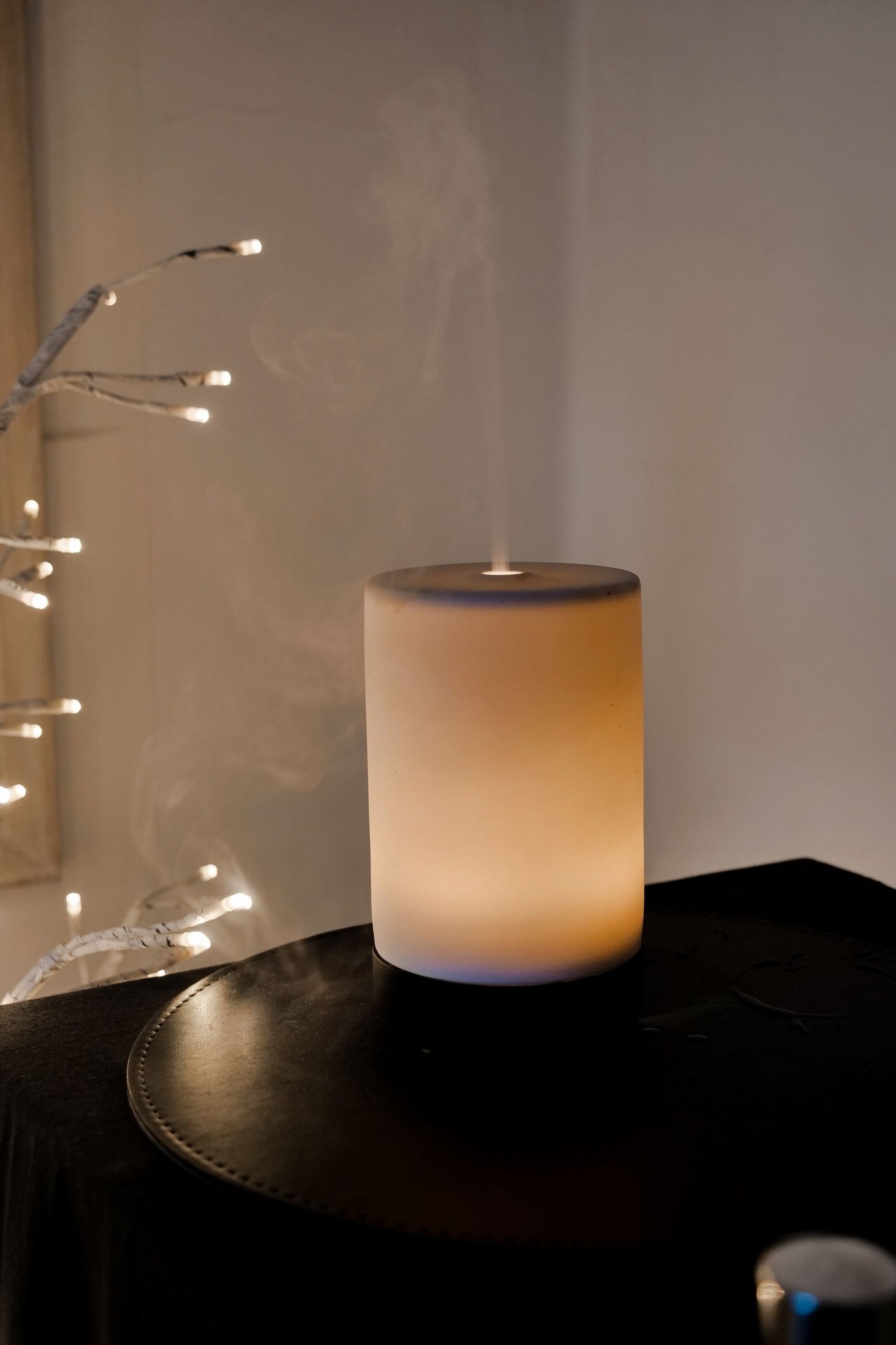 Ceramic-style aroma diffuser with soft color-changing LED ring